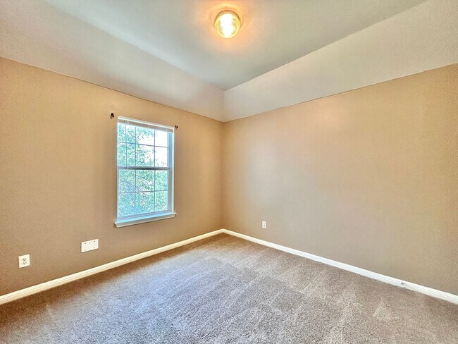Building Photo - Your Next Home Awaits – Roomy, Bright & Co...