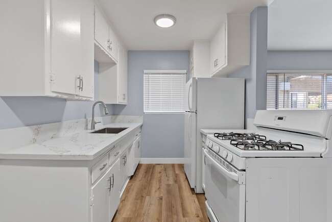 Interior Photo - 621 Cerritos Avenue