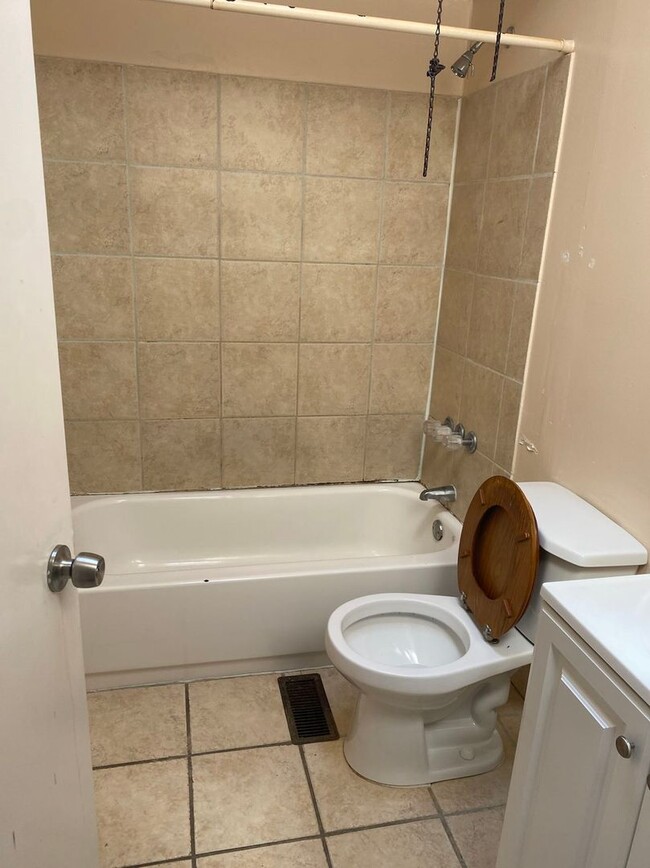 Building Photo - Newly Renovated 3 Bedroom and 1 Bathroom T...