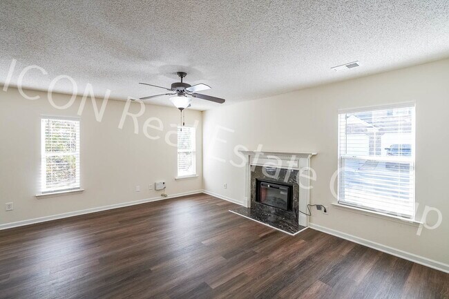 Building Photo - 2/2.5 end unit townhome in Woodstock