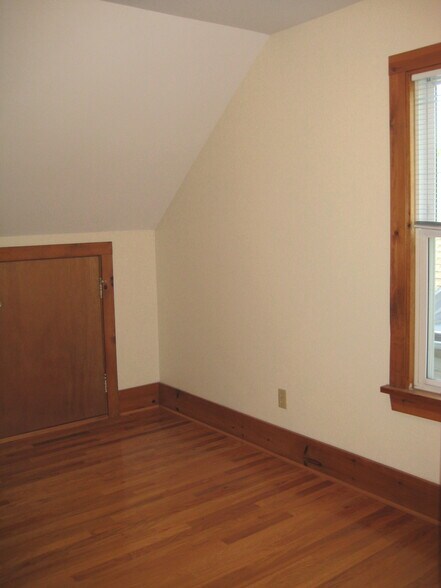 Building Photo - 280 S Goodman St