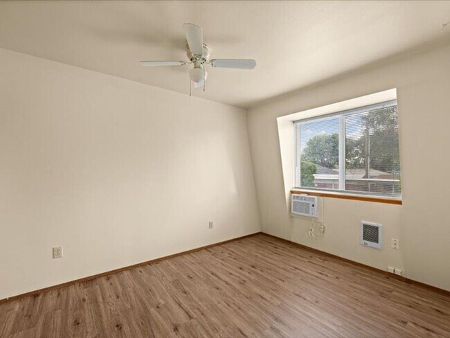 Building Photo - 400 S Morain St