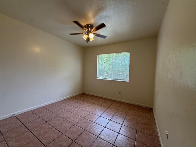 Building Photo - 1109 Village Green Dr