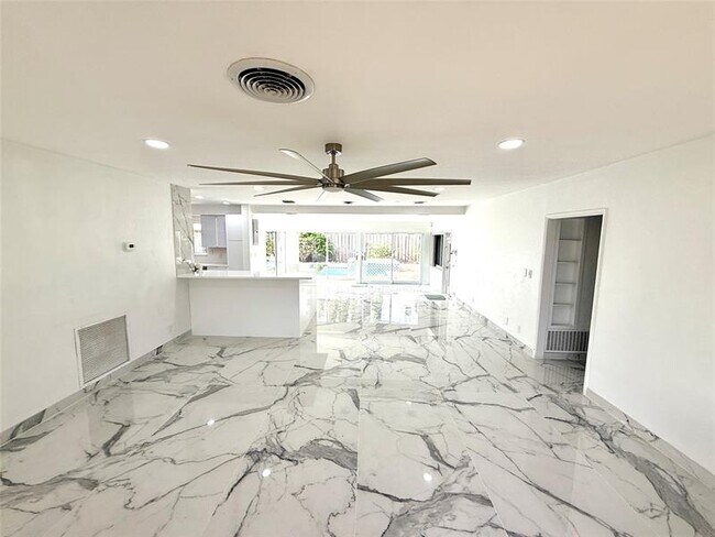 Building Photo - 2685 SE 5th St