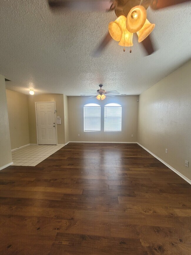 Building Photo - Stunning 4/2.5 home in Fort Worth