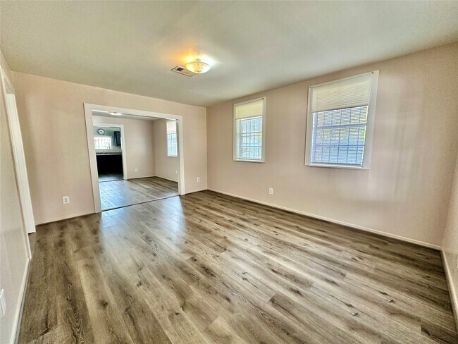 Building Photo - 305 N Live Oak St