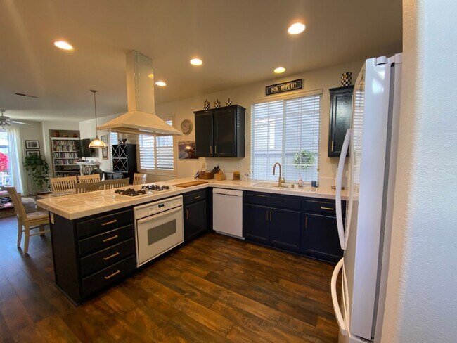 Building Photo - Beautiful 4 Bd/2.5bth within the Poinsettia Cove Community!