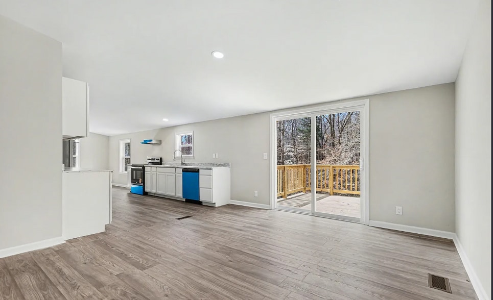 Building Photo - 5050 Park Creek Dr