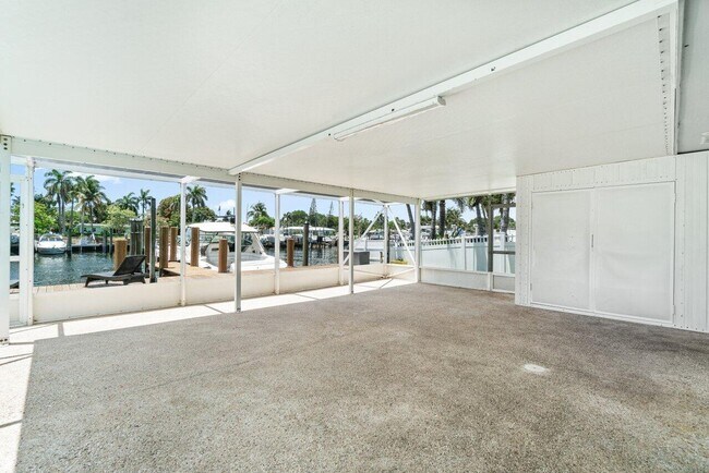 Building Photo - 718 Shore Dr