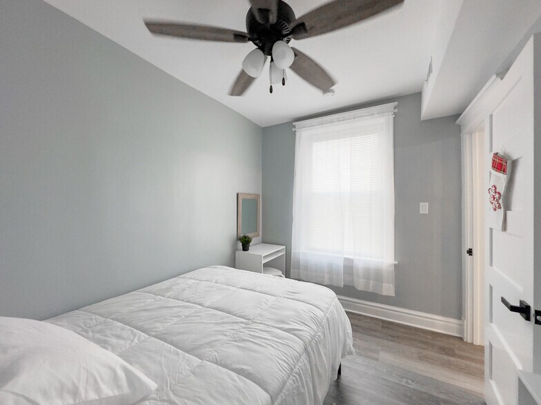 Building Photo - 2039 W 23rd St