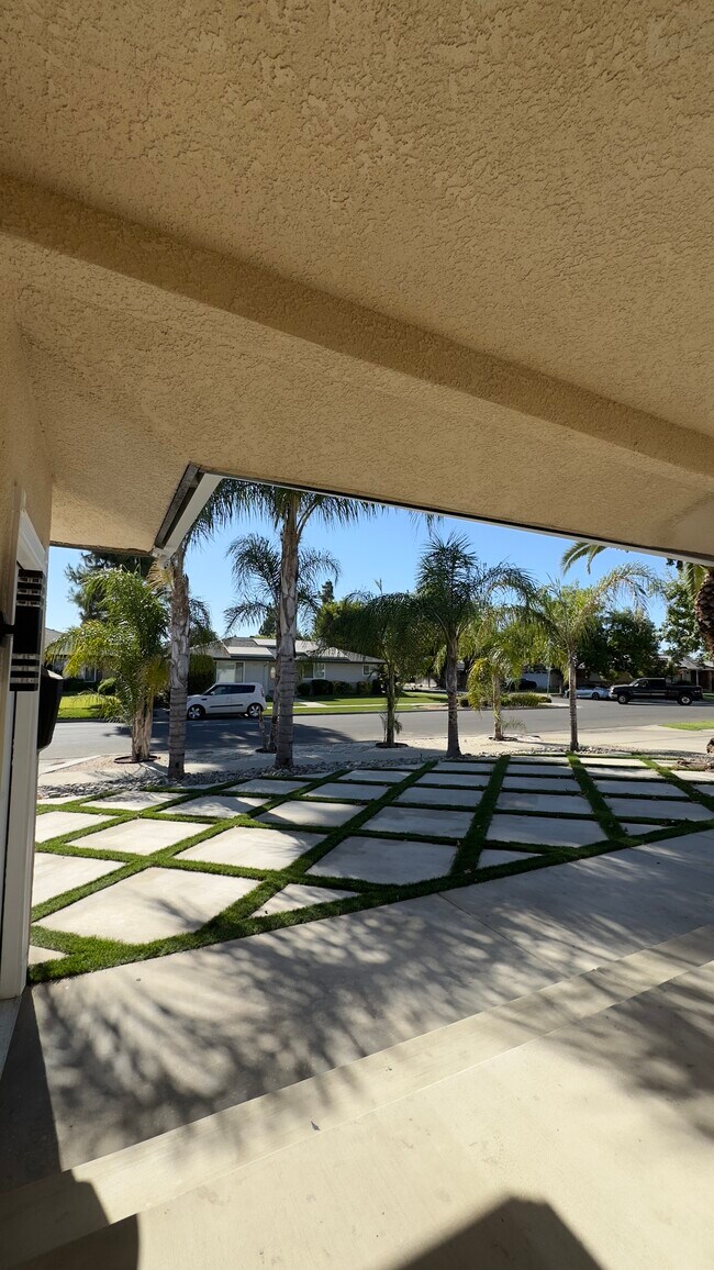 Building Photo - 6552 N Augusta St