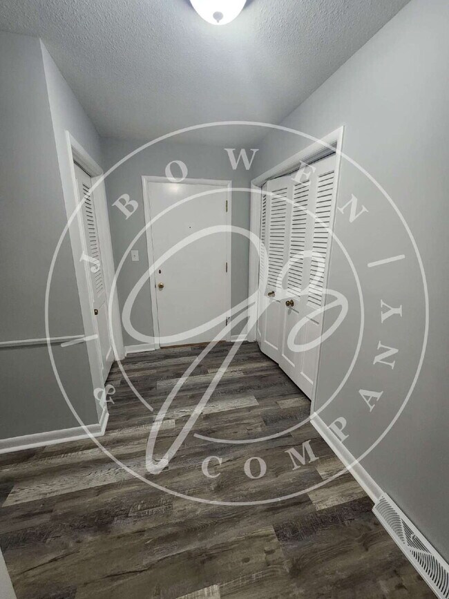 Building Photo - 2 bed 2 bath first floor apartment- Ottawa...