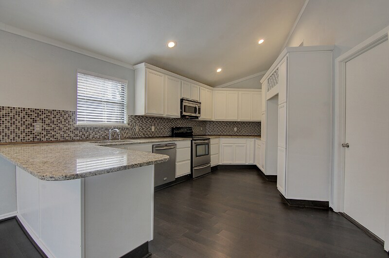 Building Photo - 3333 Creekbend Dr