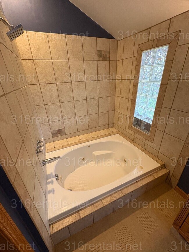 Building Photo - $1099 - 3 bed 1 bath - Single Family Home