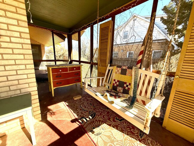 Building Photo - Furnished Short Term Rental