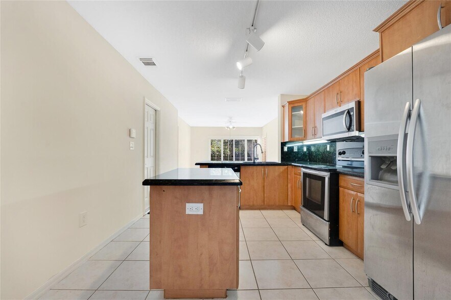 Building Photo - 1840 Sweetbay Way