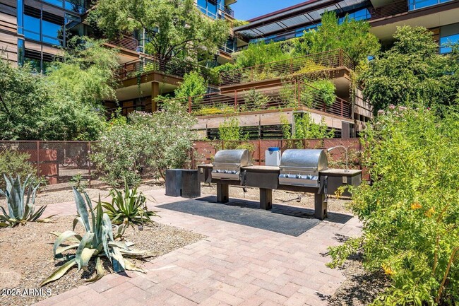 Building Photo - 7117 E Rancho Vista Dr
