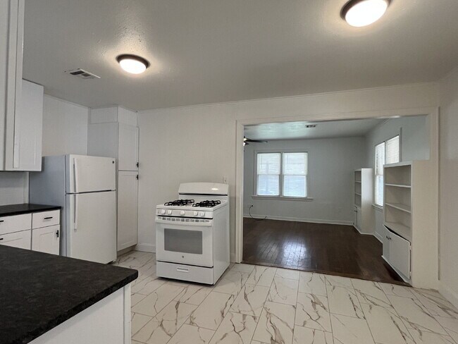 Building Photo - 3 Bedroom close to Campus!!