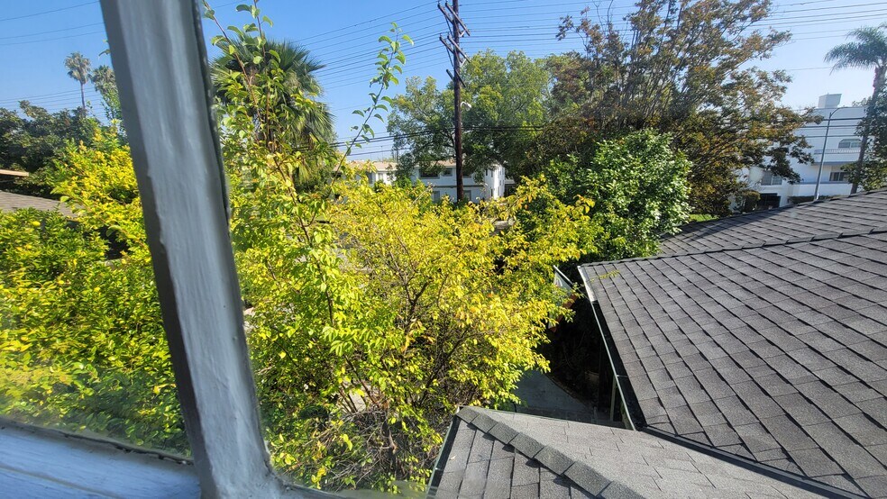 Building Photo - 5025 Cahuenga Blvd