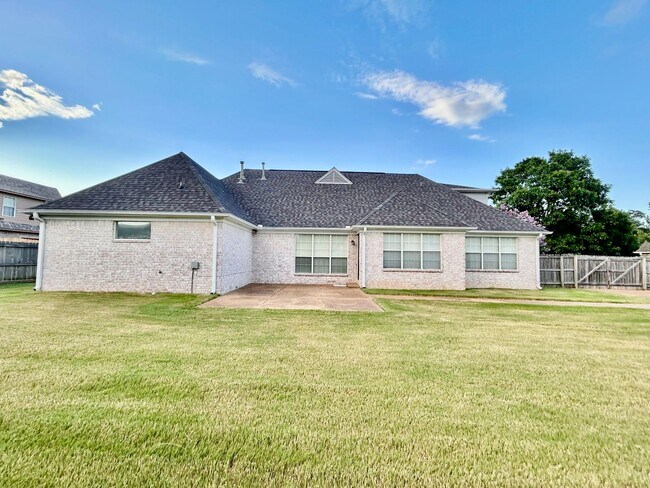 Building Photo - Discover this 4 bedroom 2 bath home for re...