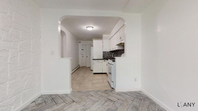 Building Photo - FULLY RENOVATED 1BR IN PRIVATE HOME. HEAT AND HOT WATER INCLUDED! JUNE 2026