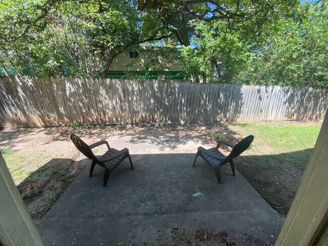 Building Photo - 3402 S Oak Dr