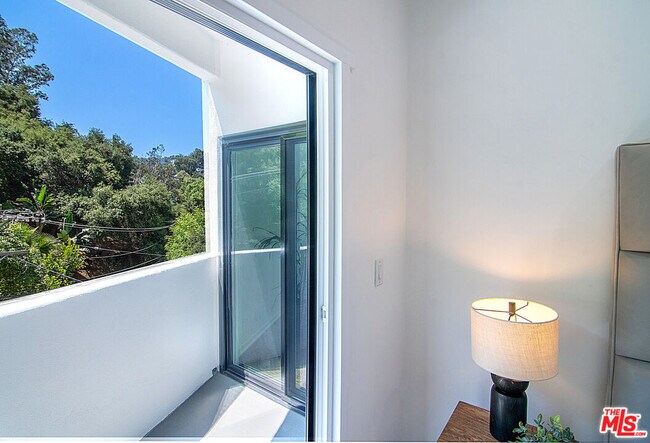 Building Photo - 8155 Willow Glen Rd