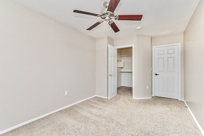 Building Photo - 472 East Placita Amuleto