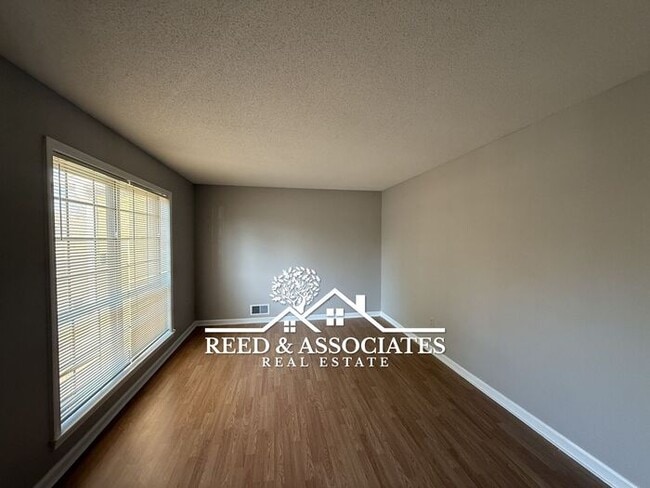 Building Photo - 3 Bedroom Located Near Kirby High School