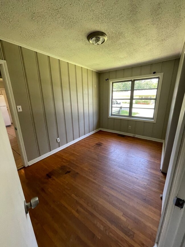 Building Photo - $1,800.00 Move-In-Special