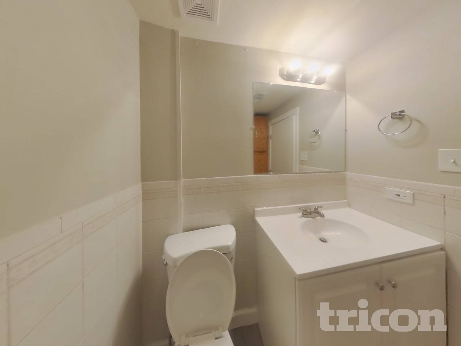 Building Photo - 11050 Parkside Ave