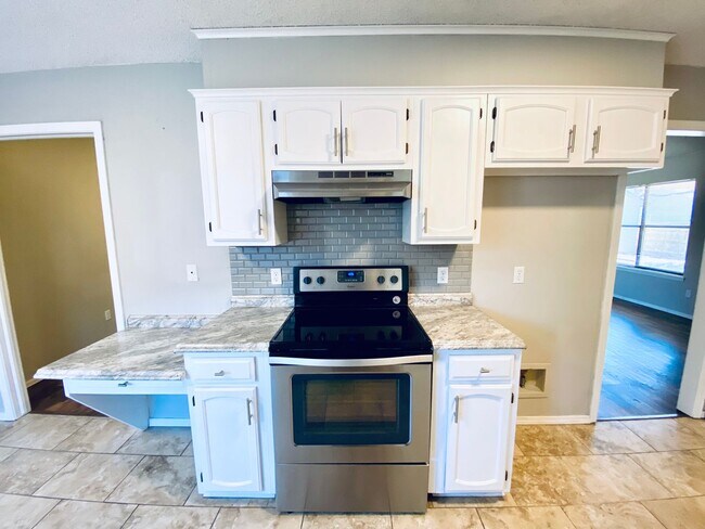 Building Photo - Move-In Ready 3 Bed 2 Bath In Union School...