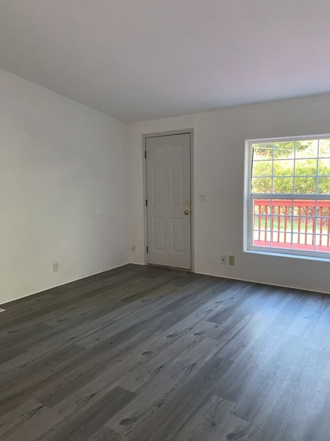 Building Photo - Smart Living, Smart Choice - manufactured 3bd/2Ba home w/detached garage!