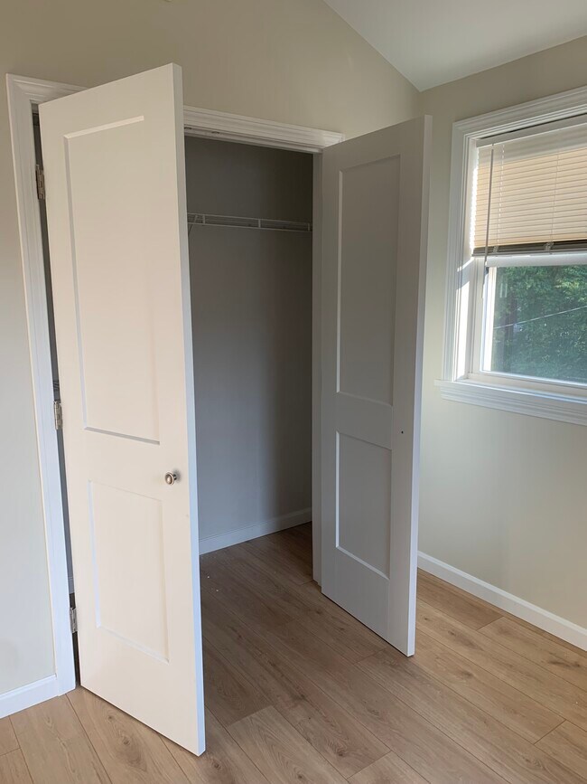 Building Photo - 8 Lakeview Dr