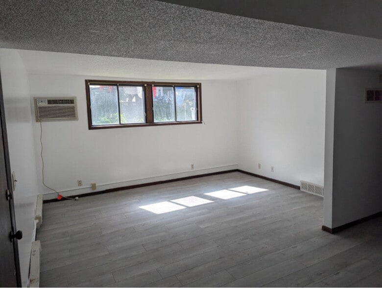 Building Photo - 909 7th St