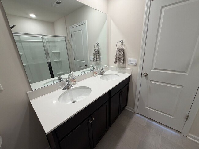 Building Photo - Candler - Three Bedroom Modern Home