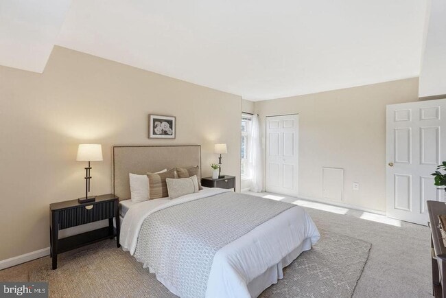 Building Photo - 5250 Valley Forge Dr