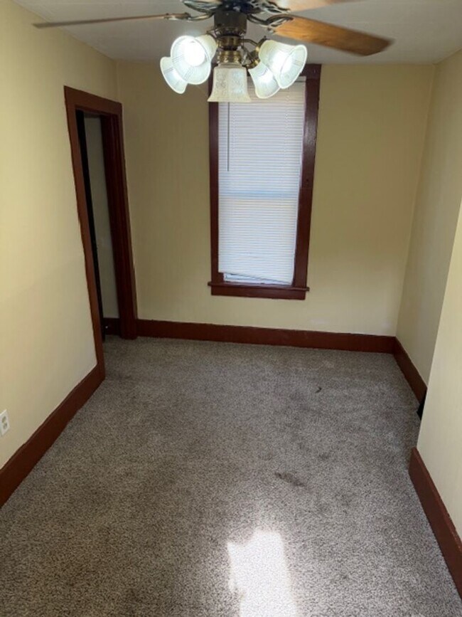 Building Photo - 2 Bedrooms & 1 Bathroom in Barberton (West...