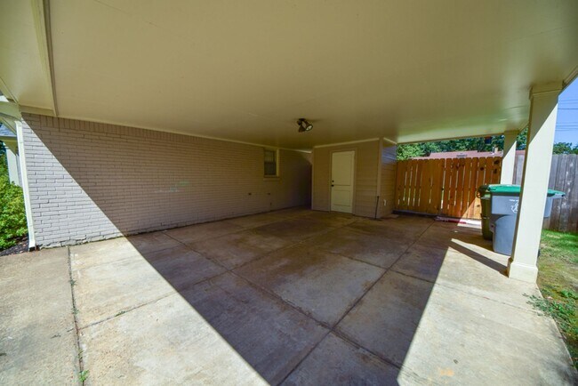 Building Photo - Cute and UPDATED 3 bed 2 bath home near GREAT SCHOOLS.