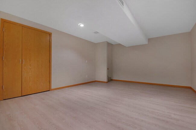Building Photo - 218 Elmhurst Ct