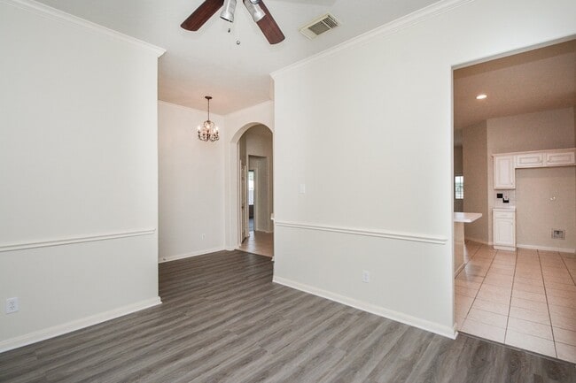Building Photo - 918 Tennyson Dr