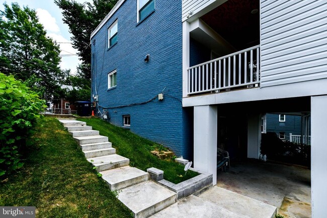 Building Photo - 531 Hilltop Terrace SE