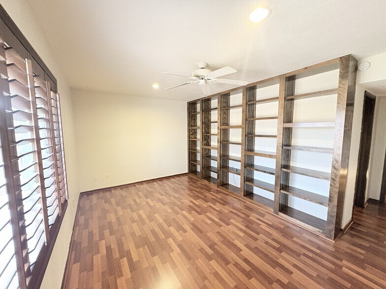 Building Photo - 1013 W Keating Ave