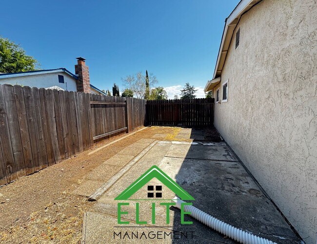Building Photo - Charming 3?Bed/2?Bath Rosemont Ranch — Mod...