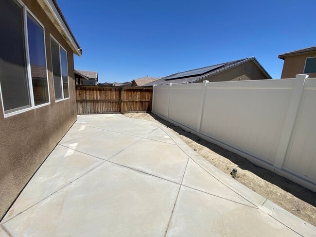 Building Photo - Rosamond 4 bedroom
