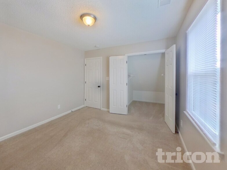 Building Photo - 713 Trailing Rock Dr