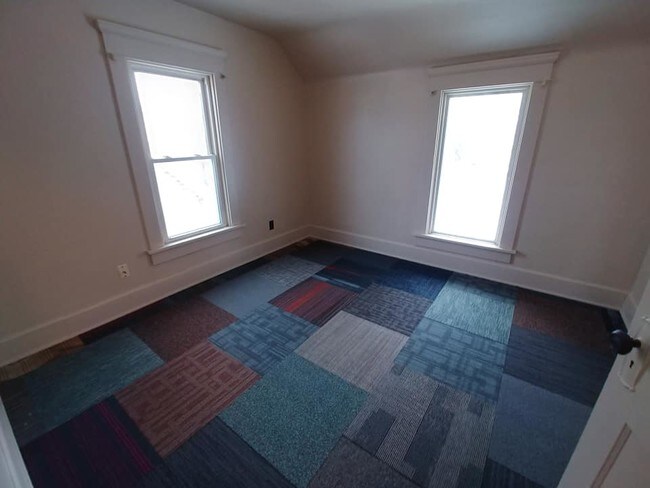 Building Photo - 227 E 2nd St