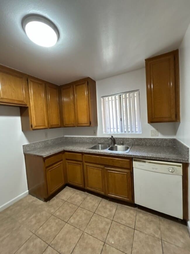 Building Photo - SPACIOUS 2 BDRM, 2 BA WITH HIGH CEILING!