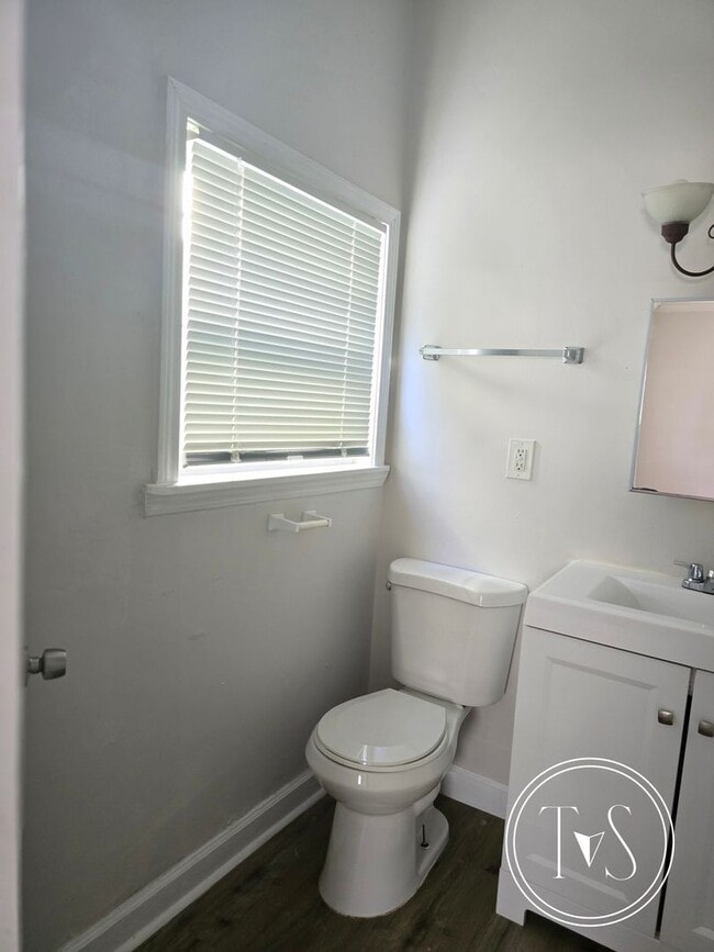 Building Photo - RATE DROP ALERT (was $1900/month)!