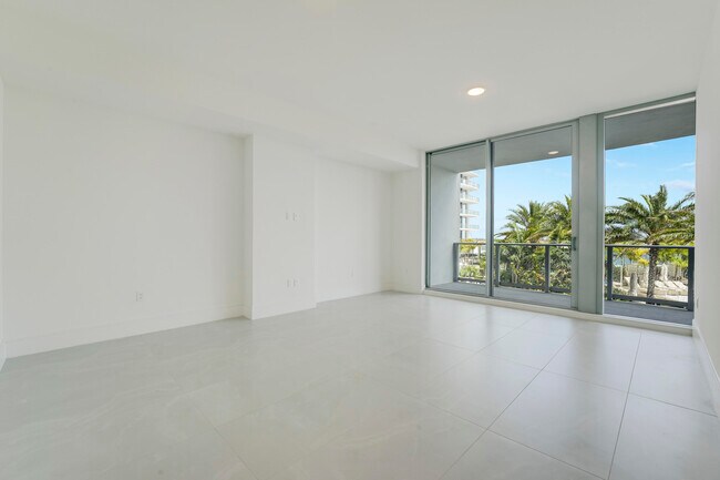 Building Photo - 220 Lake Shore Dr